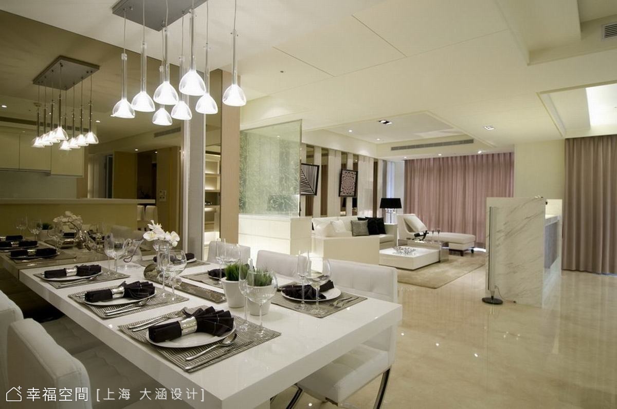 餐廳望向客廳