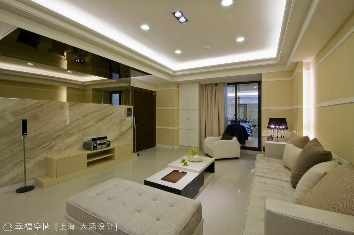 客廳望向玄關