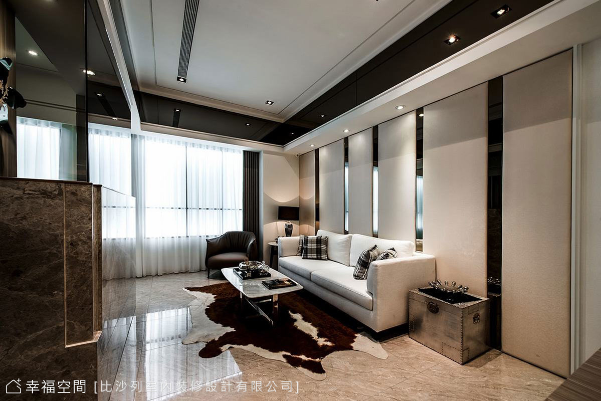 沙發背牆