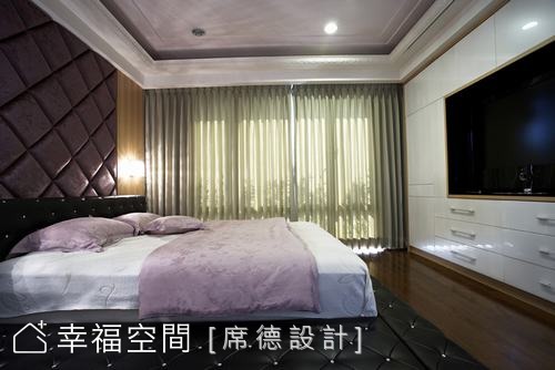 主臥床頭