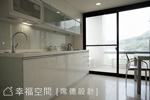 餐廳望向陽台