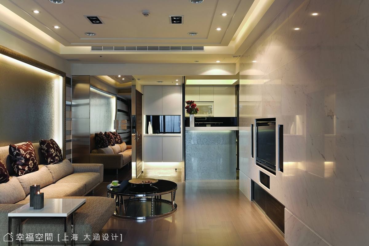 客廳望向玄關