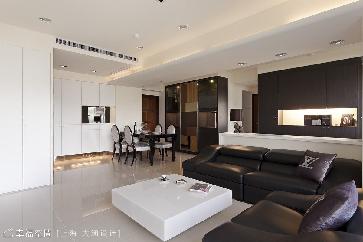 客廳望向餐廳