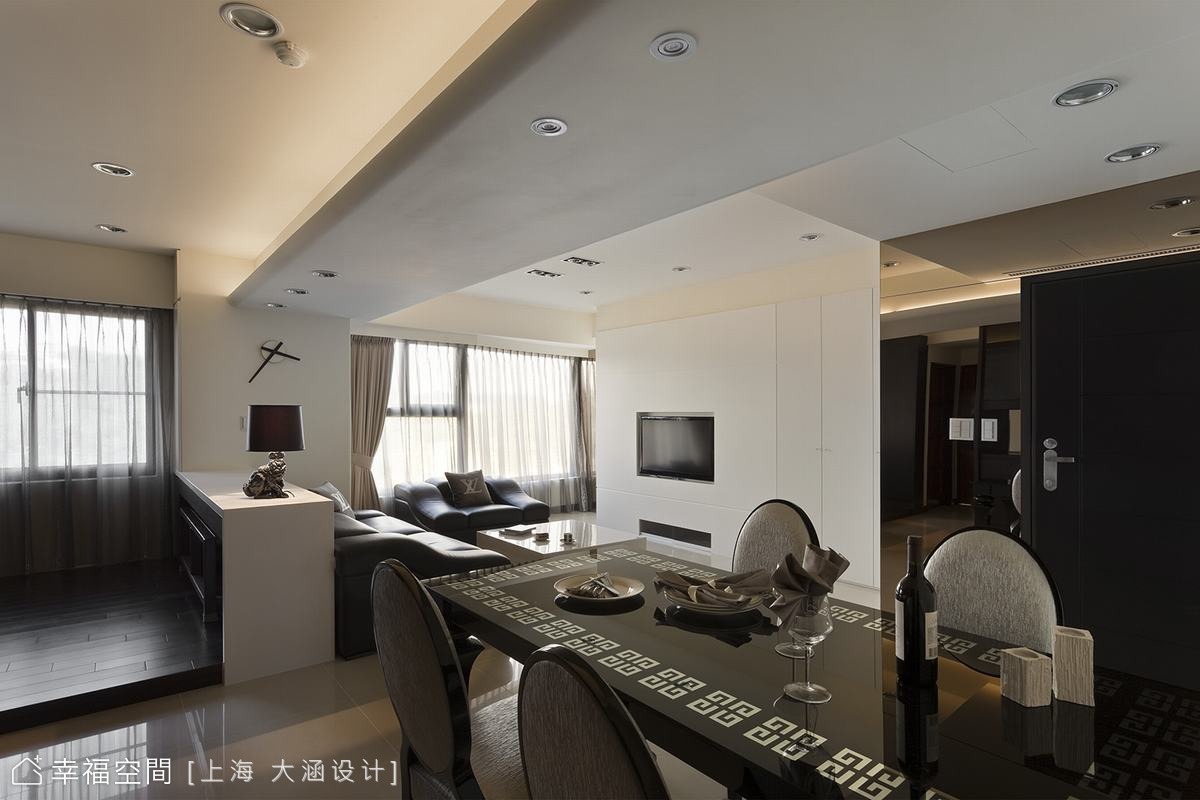 餐廳望向客廳