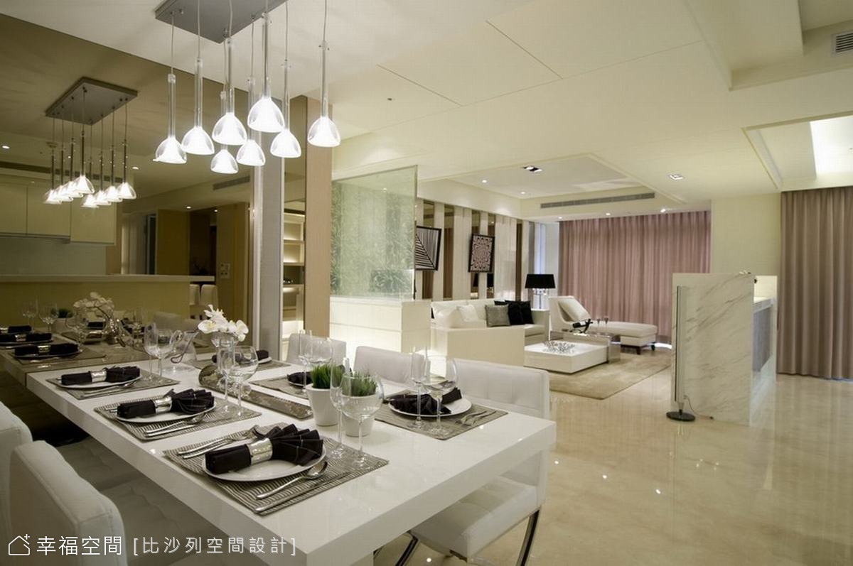 餐廳望向客廳