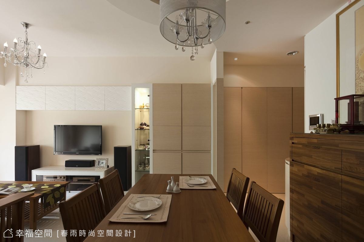 餐廳望向客廳