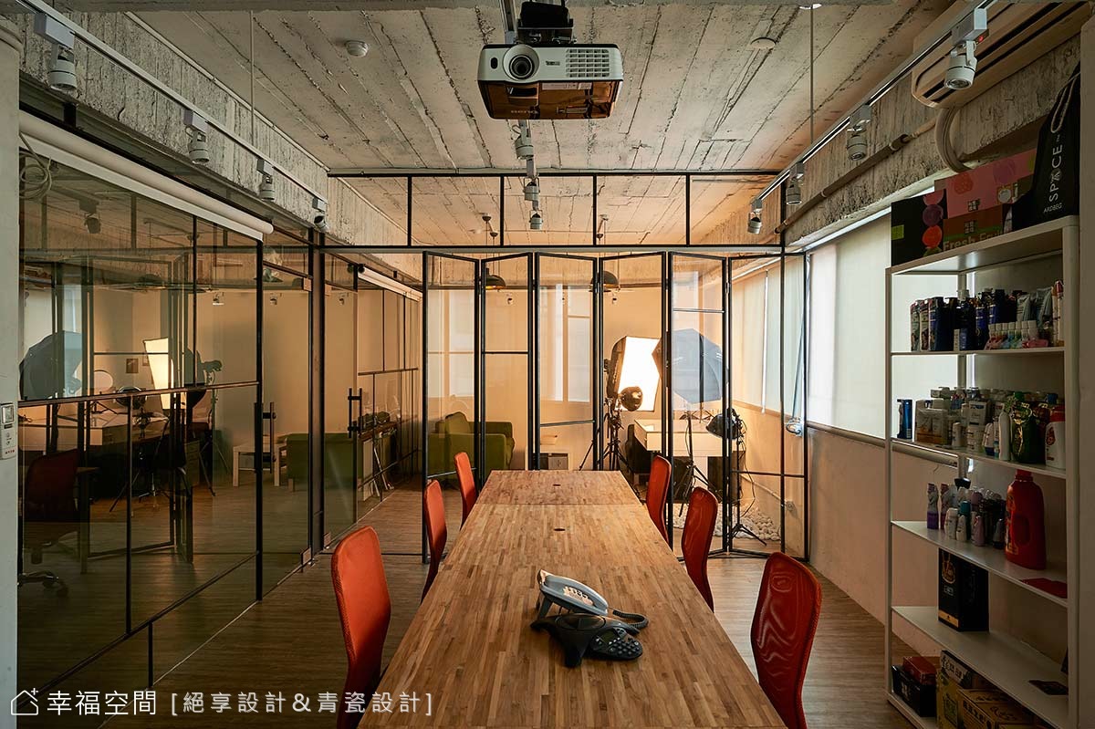 靈感源源不絕 電影場景中的工業風辦公室