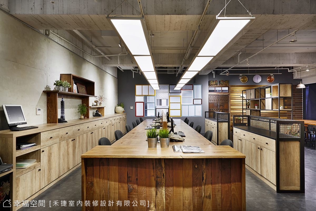 明亮溫潤 復古工業風的辦公室