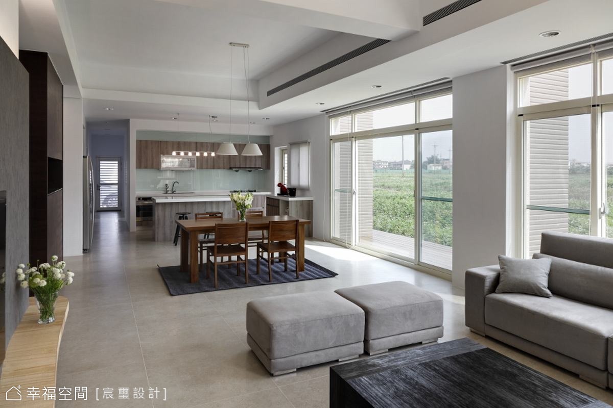 開一扇窗 住在群山環抱裡