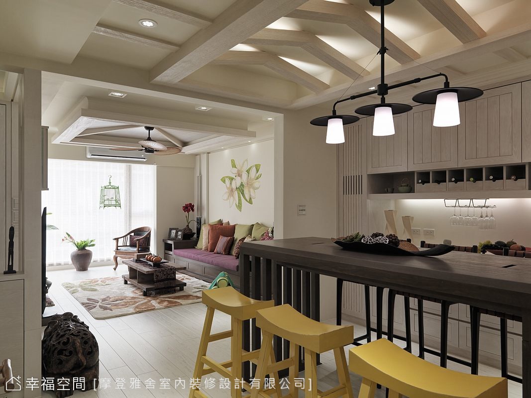 餐廳望向客廳