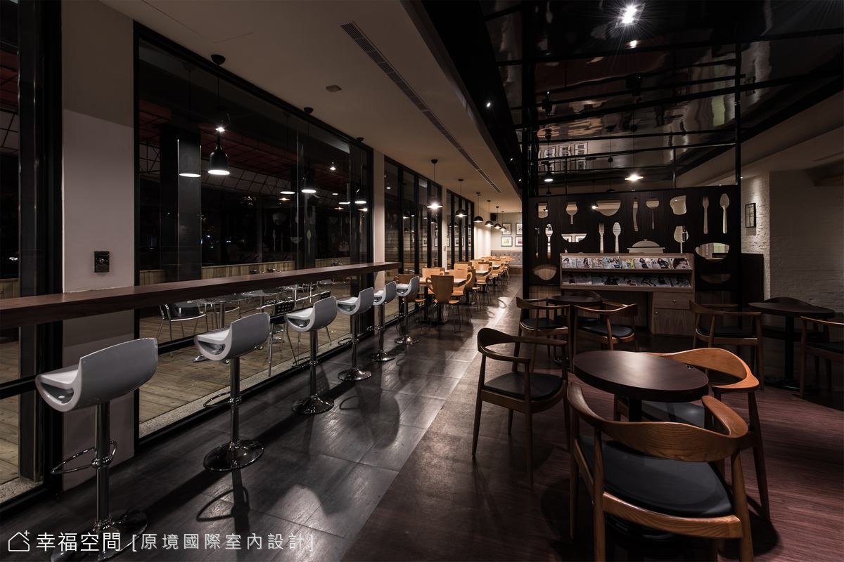 吧檯區與活動圓桌區，滿足不同客群。