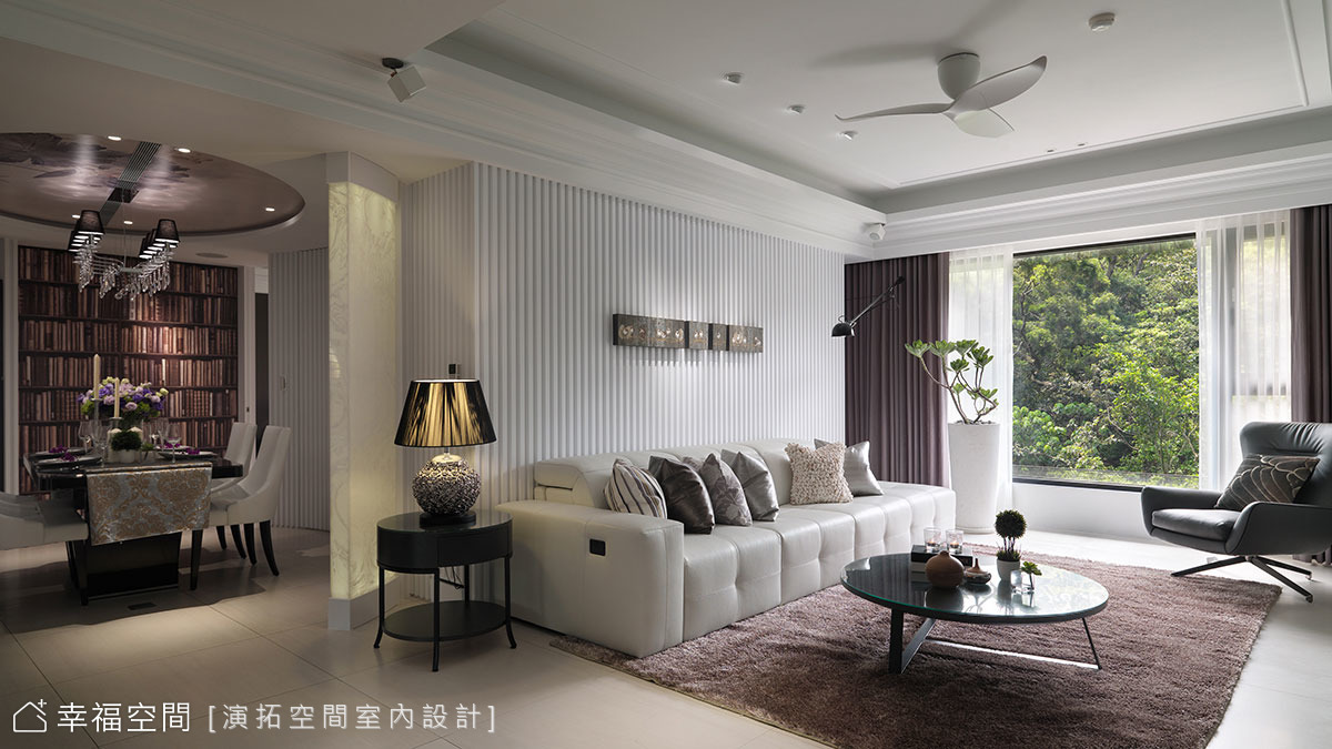 沙發背牆