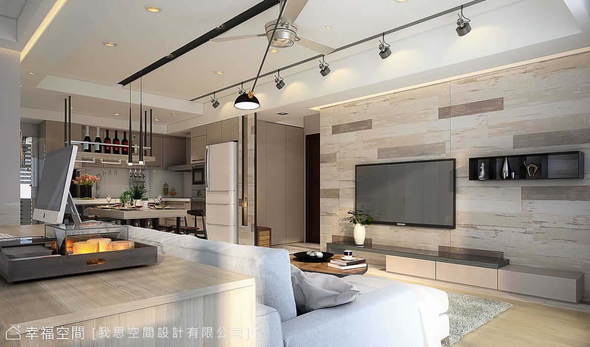 從沙發望向電視牆，簡約的設計讓空間顯得寬敞整潔。