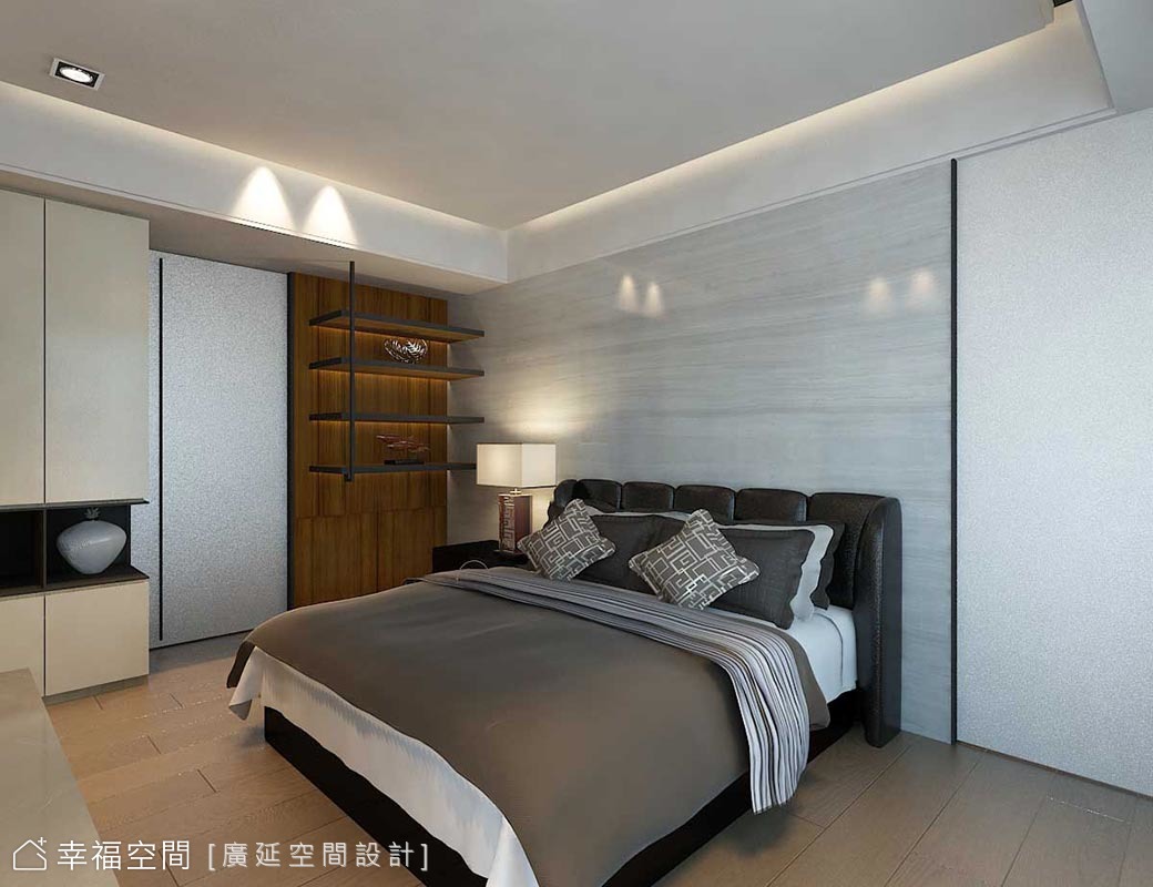 主臥室床頭背牆選用淺灰色紋理材質，搭配皮革床頭，營造出現代簡約的沉穩感。