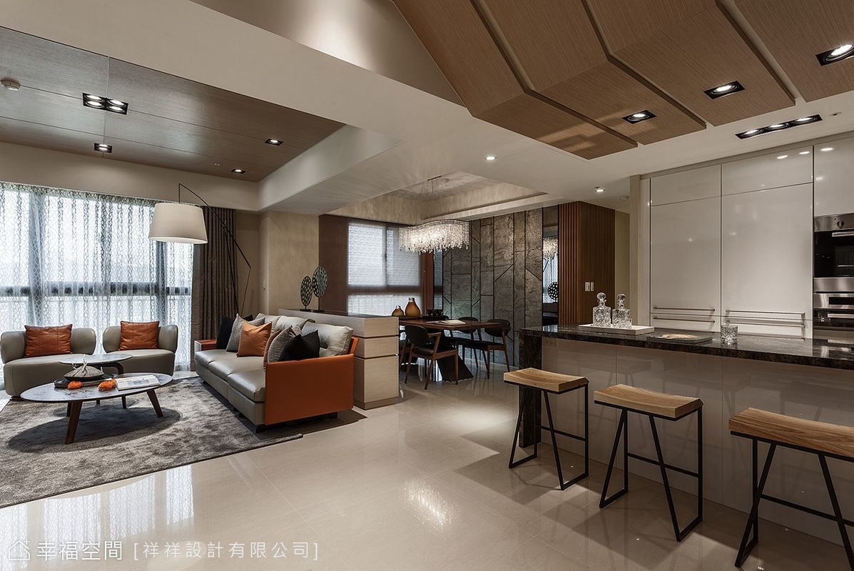 開放式公領域設計，餐廳區的水晶吊燈成為視覺焦點。