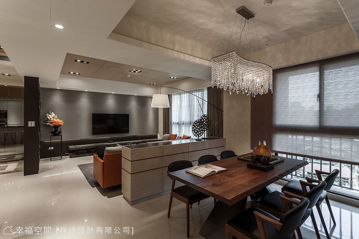 從客廳望向餐廳，可見開闊的公共空間規劃，並透過材質變化區隔場域。