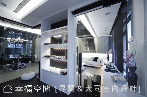 和式看向客廳及餐廳