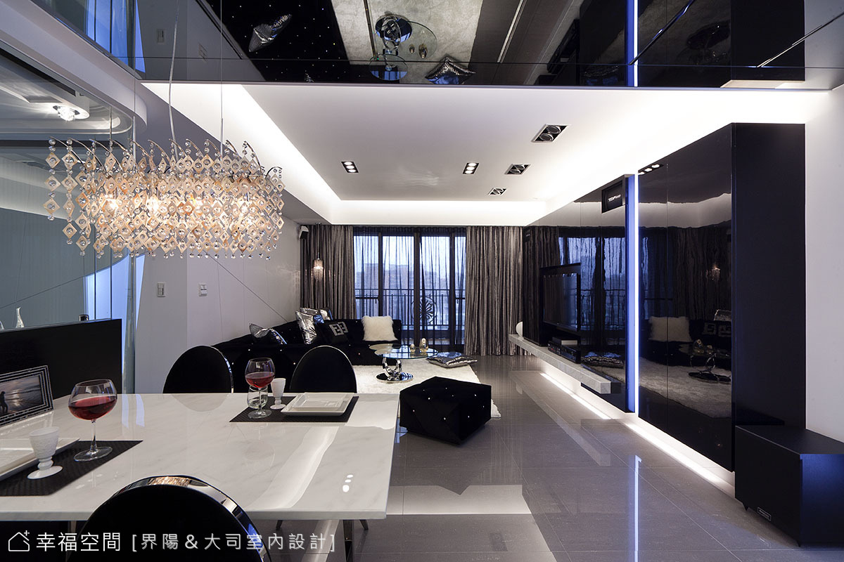 餐廳望向客廳