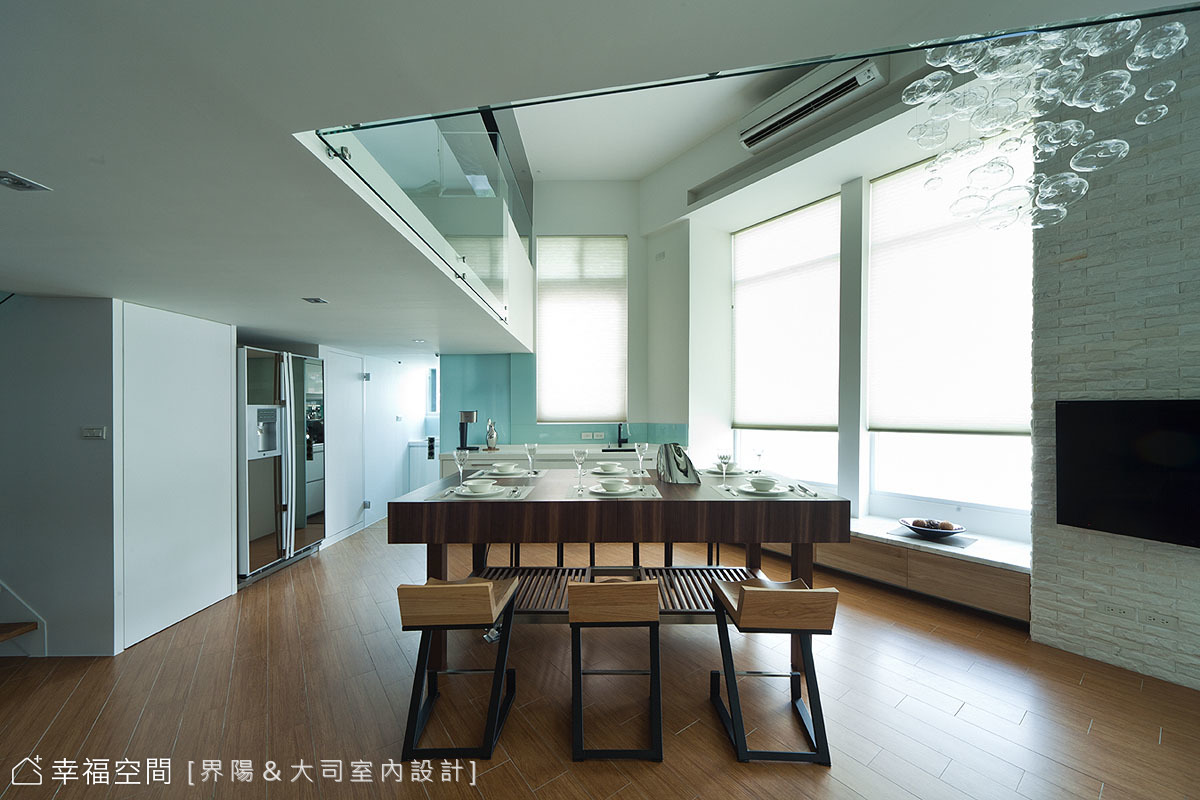 窗邊臥榻
