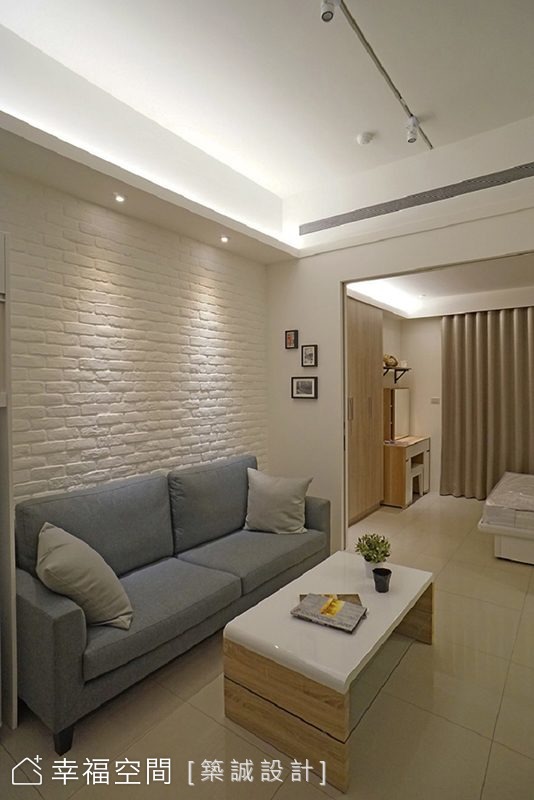 推拉門半開時，客廳與臥室若隱若現的連結，讓空間更具層次感。
