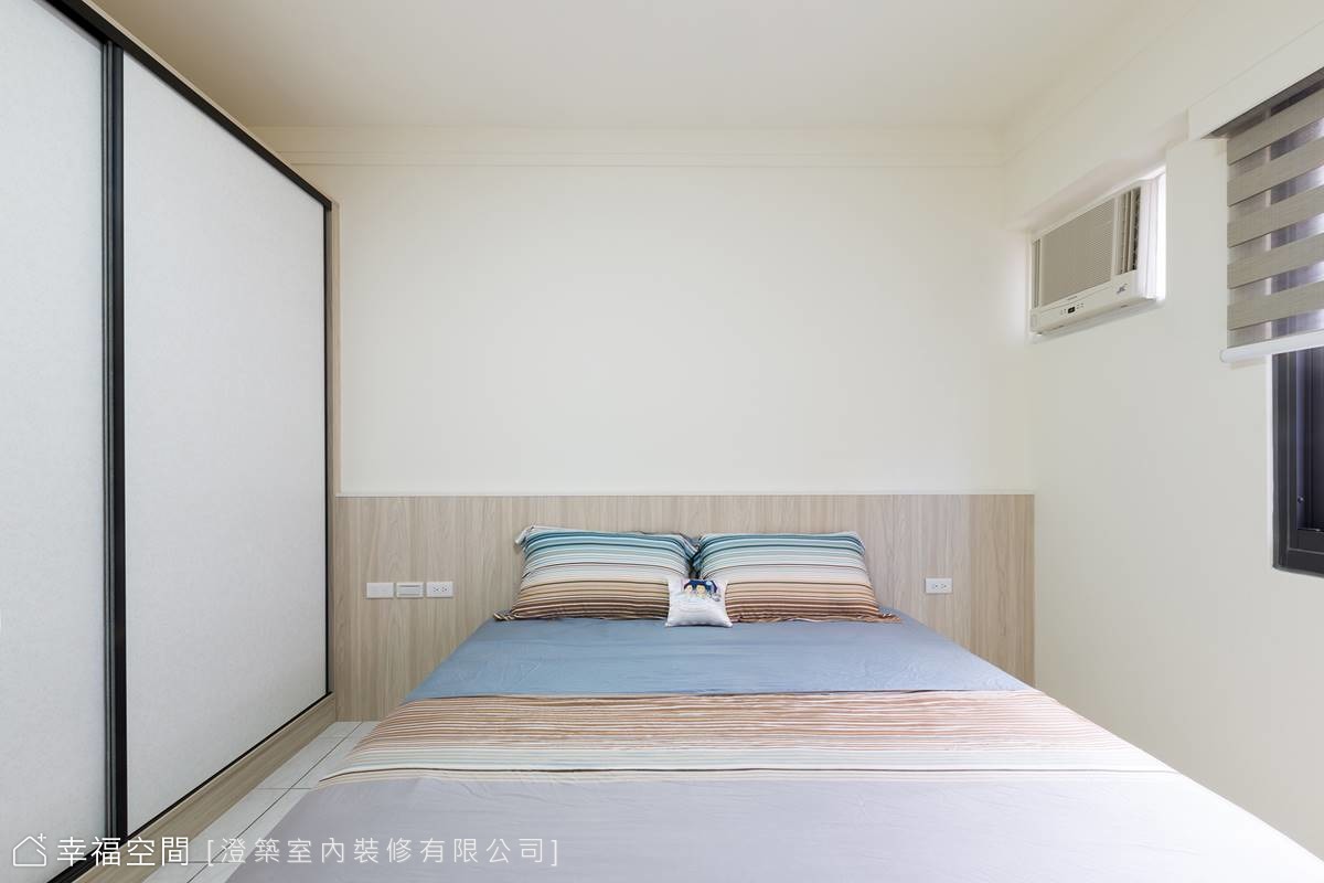 淺色木質床頭板搭配中性色寢具，營造溫馨舒適的現代風格主臥室。