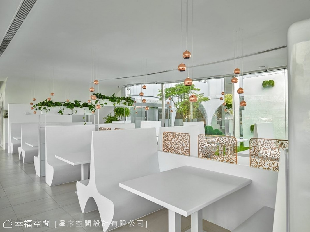 靠窗座位區能欣賞到戶外綠意，讓用餐心情更加愉悅。