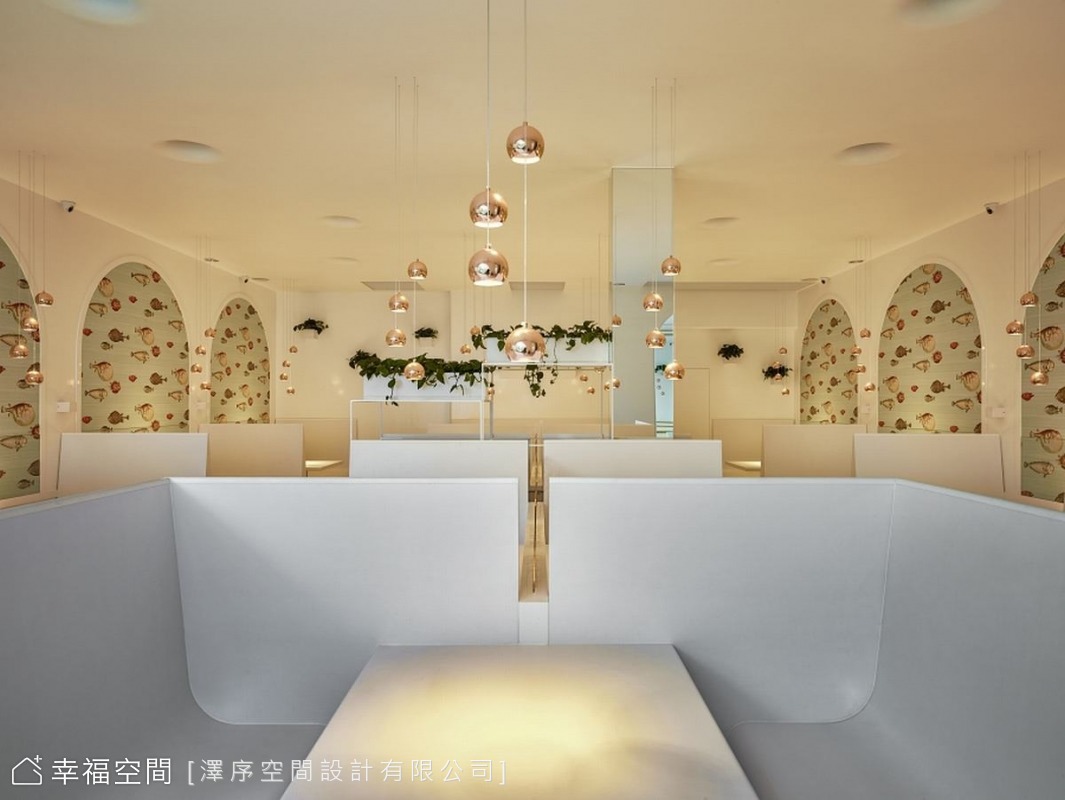 餐廳內部整體呈現明亮簡潔的風格，讓顧客能舒適地享受美食。