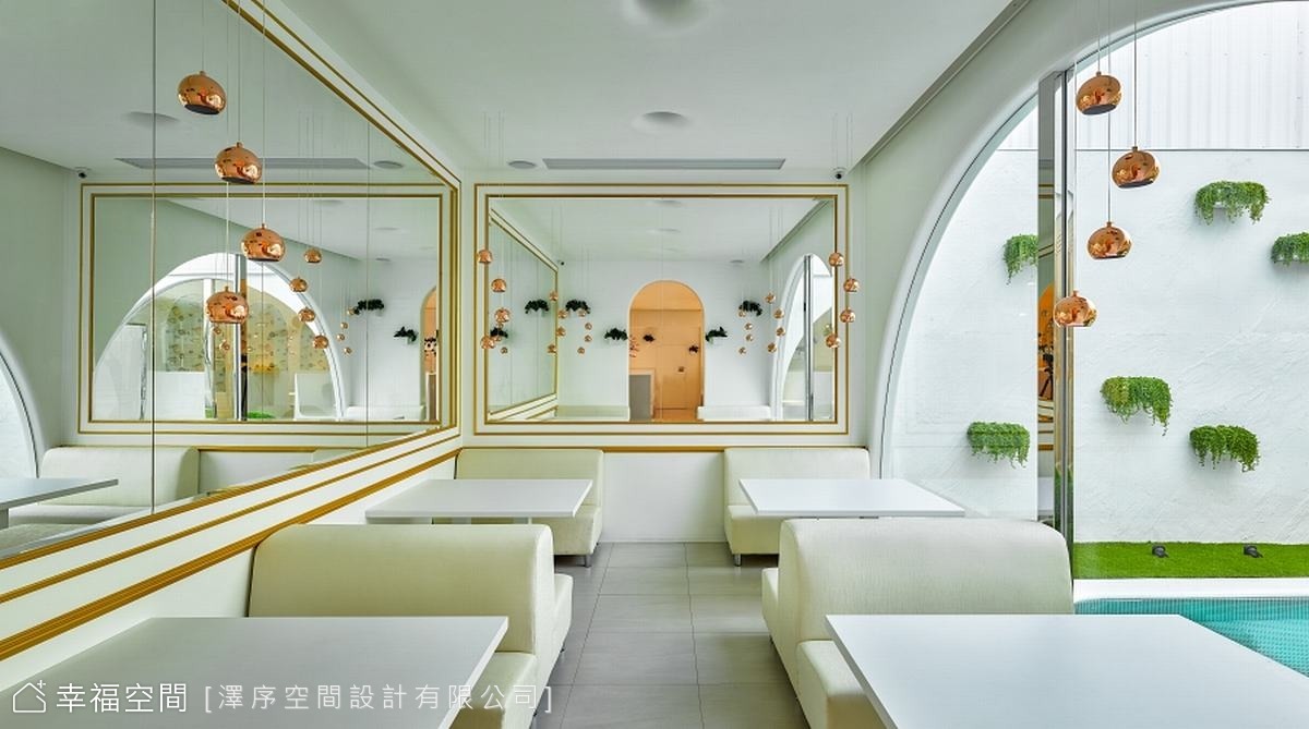 另一側的用餐區，透過鏡面反射延伸空間感，並能欣賞到戶外的水景植栽。