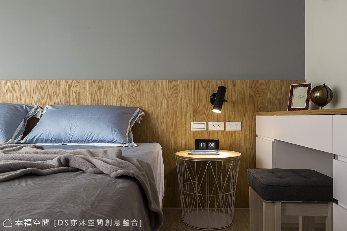 臥室延續木質與灰色的搭配，營造放鬆的睡眠環境。