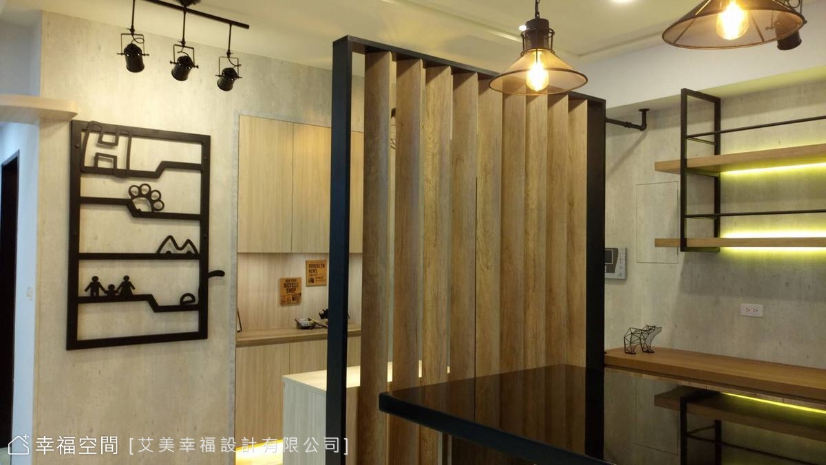 鐵件與木作的屏風牆