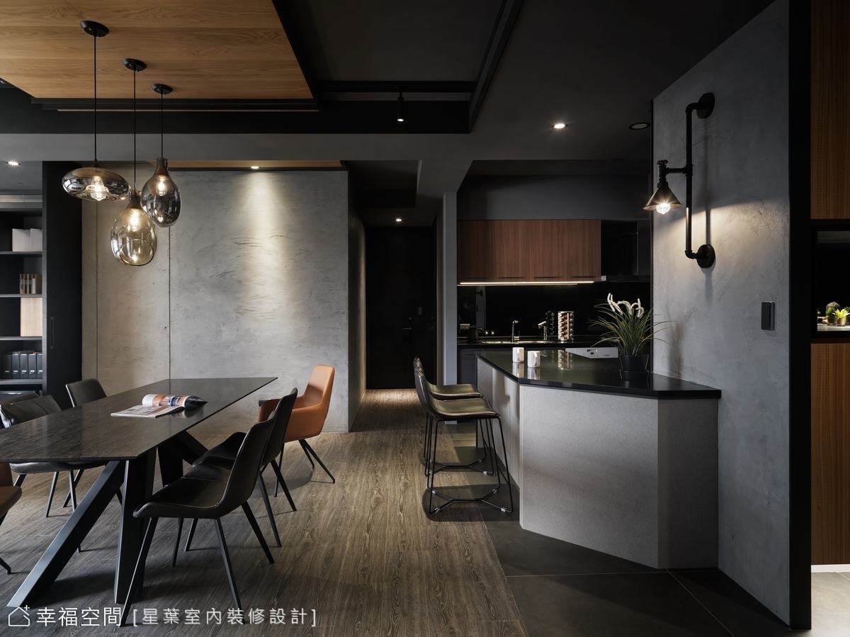 從餐廳望向廚房與玄關，空間層次豐富。